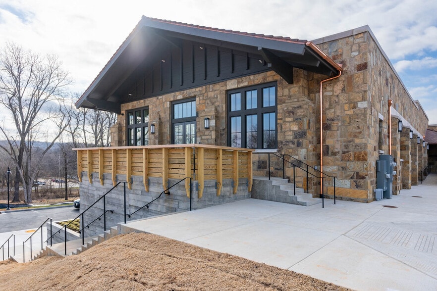 2828 N Mansfield Ave, Fayetteville, AR for lease - Building Photo - Image 3 of 21