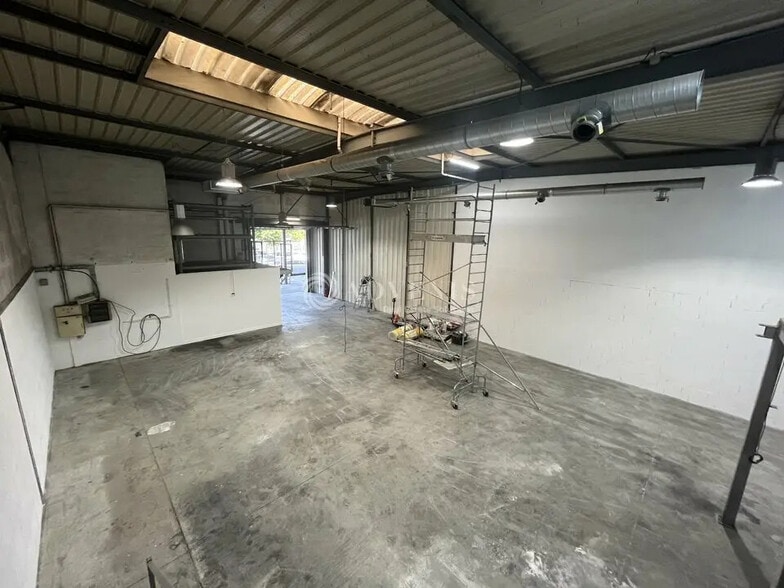 Flex in Bondy for lease - Building Photo - Image 2 of 10