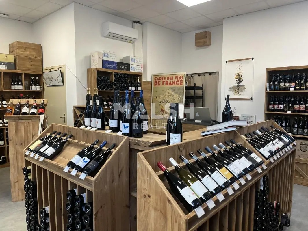 Retail in Lyon for lease Interior Photo- Image 1 of 2