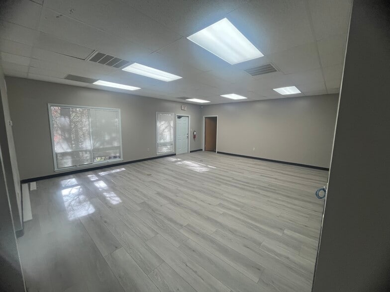 3715 University Dr, Durham, NC for lease - Interior Photo - Image 3 of 10