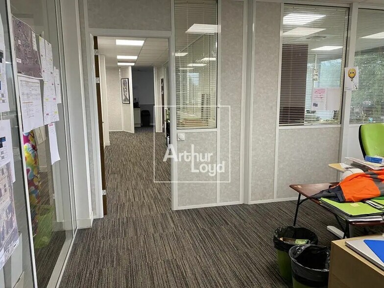 Office in Grigny for lease - Interior Photo - Image 1 of 5