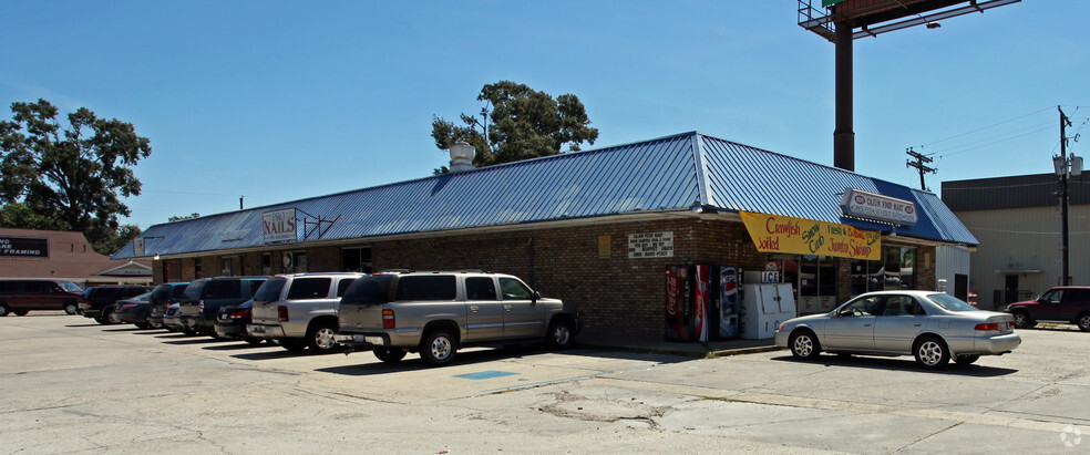 115-121 E Sanders St, Gonzales, LA for lease - Primary Photo - Image 1 of 3