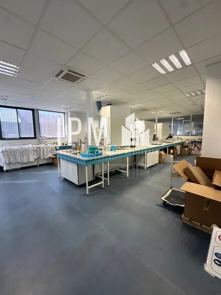 Office in Marseille for lease - Interior Photo - Image 2 of 7