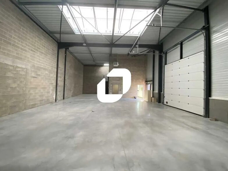 Flex in Champagne-sur-Oise for lease - Interior Photo - Image 1 of 9