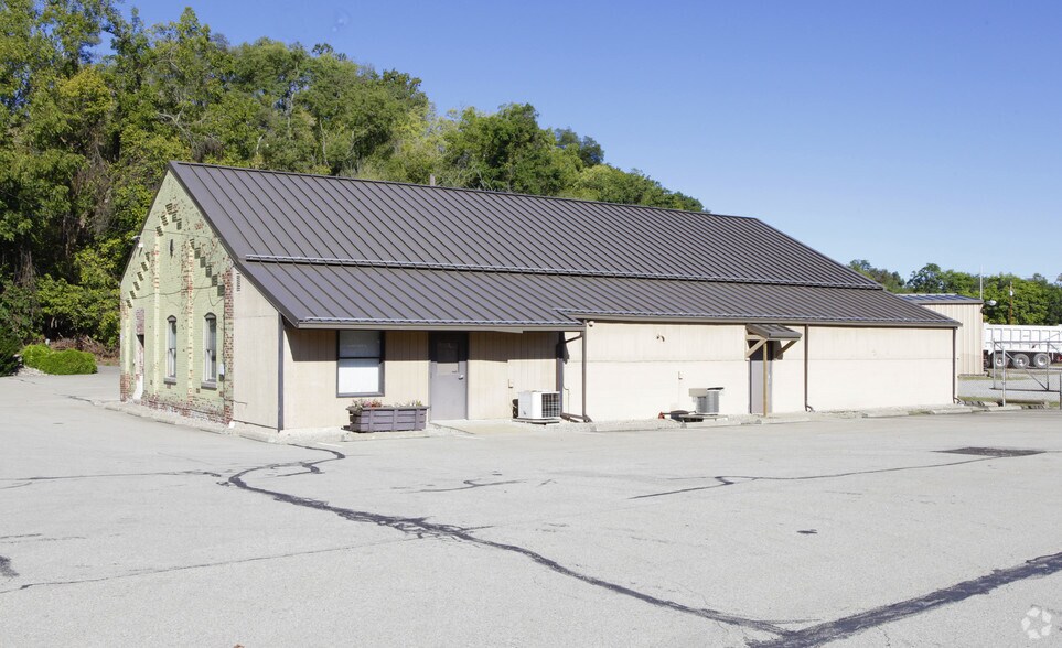 Rd, Lawrence, PA 15055