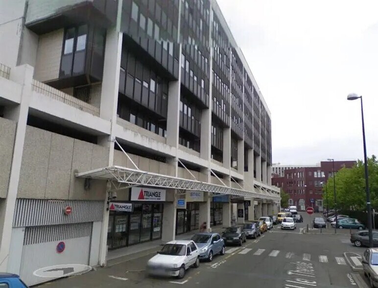 Retail in Montigny-le-Bretonneux for lease - Building Photo - Image 2 of 5