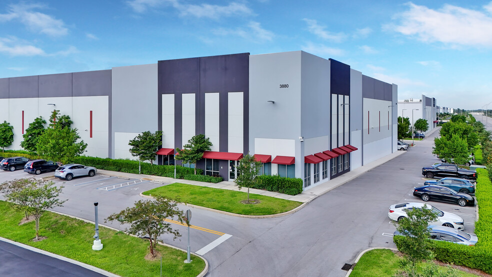 3880 W 104th St, Hialeah, FL for lease - Building Photo - Image 2 of 8