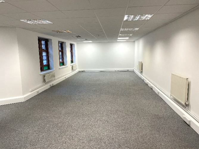 Quadrant Way, Weybridge for lease - Interior Photo - Image 3 of 8