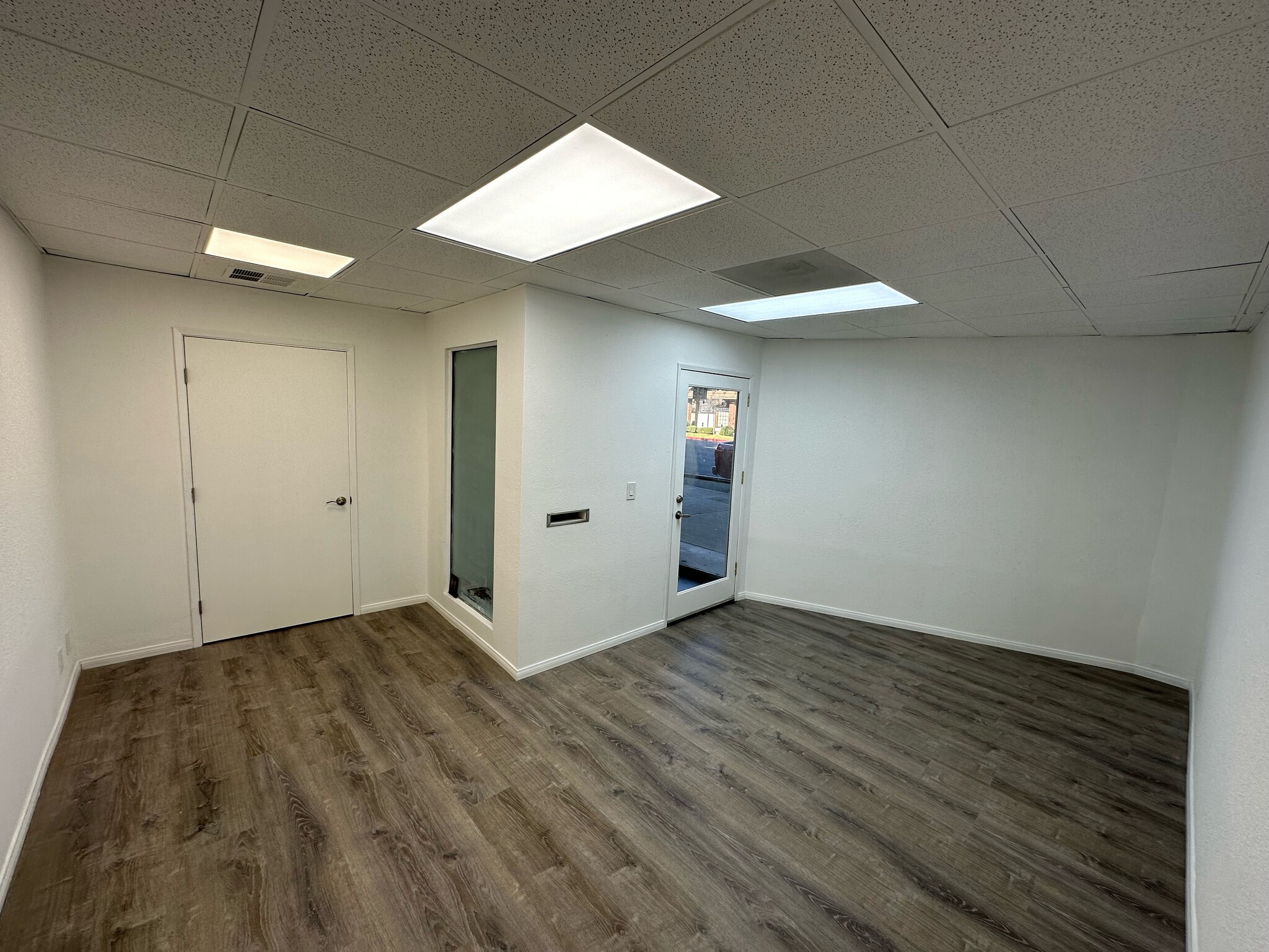 135 N Victory Blvd, Burbank, CA for lease Interior Photo- Image 1 of 14