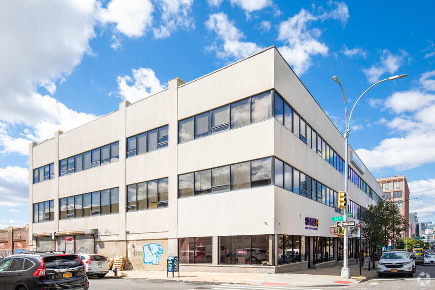 33-10 Queens Blvd, Long Island City, NY for lease - Building Photo - Image 2 of 4