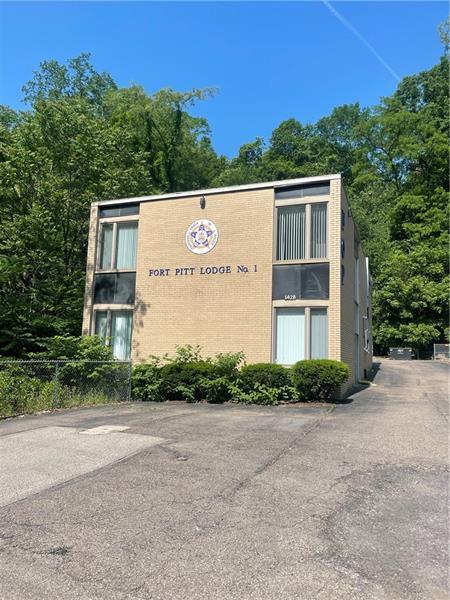 1428 Banksville Rd, Pittsburgh, PA 15216