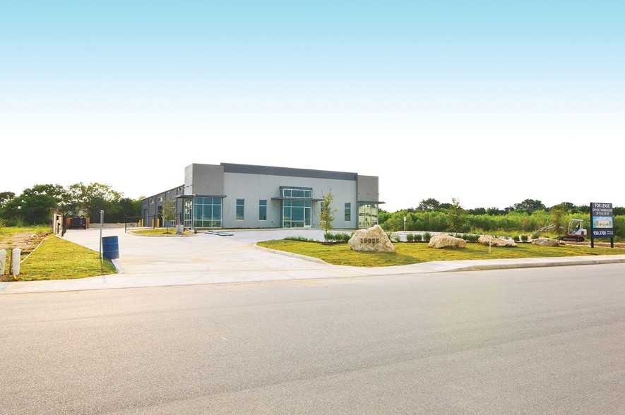 15926 University Oak, San Antonio, TX for lease - Building Photo - Image 2 of 11
