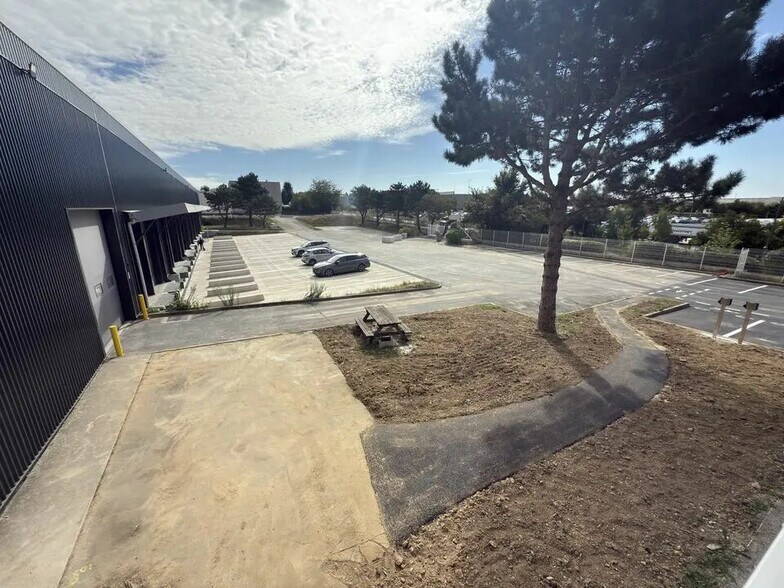 Flex in Goussainville for lease - Building Photo - Image 2 of 8