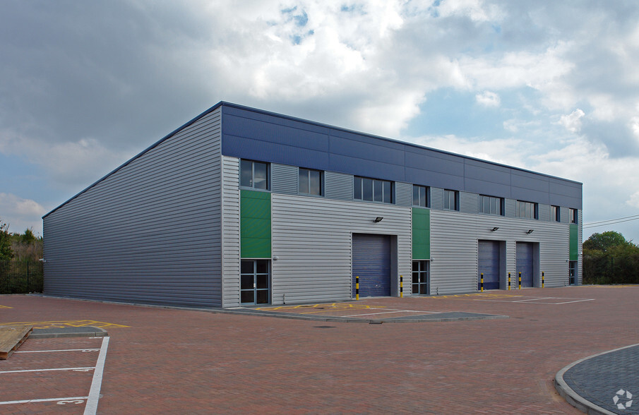 Horton Clos, West Drayton for lease - Building Photo - Image 2 of 4