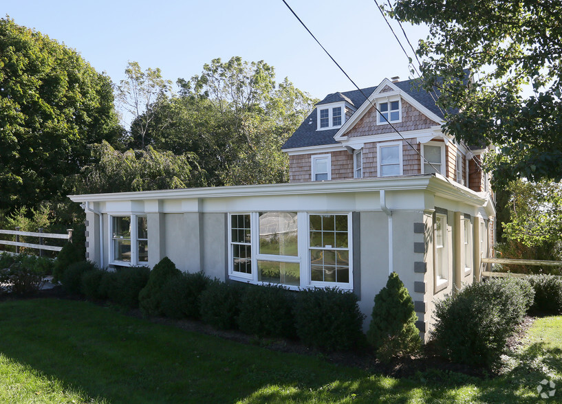 1833 Main Rd, Riverhead, NY for sale - Primary Photo - Image 1 of 1