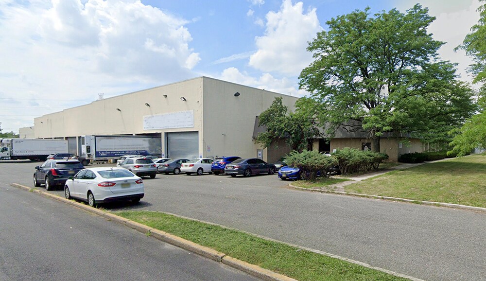 125 Seaview Dr, Secaucus, NJ 07094