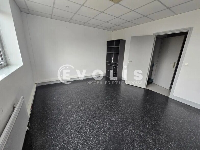 Office in Nozay for lease - Interior Photo - Image 2 of 8