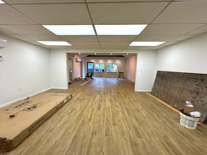 2016 Straits Tpke, Middlebury, CT for lease - Interior Photo - Image 3 of 10