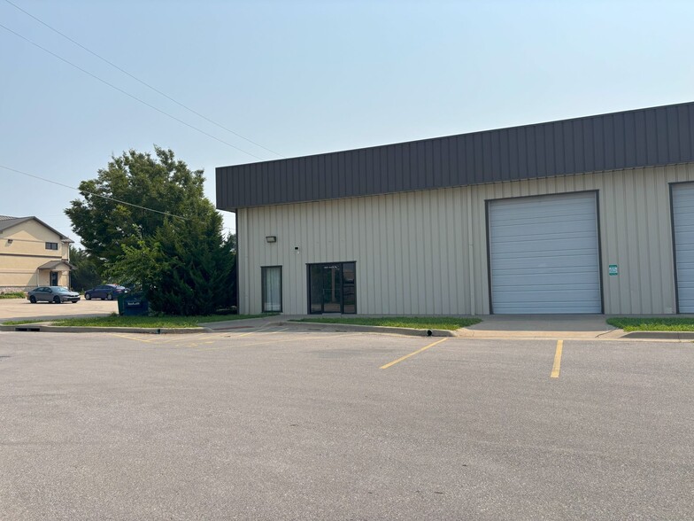 1035 E 23rd St, Lawrence, KS for lease - Building Photo - Image 3 of 25