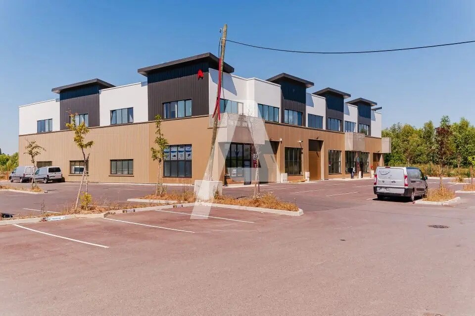 Flex in Saint-Pierre-du-Perray for sale Building Photo- Image 1 of 9