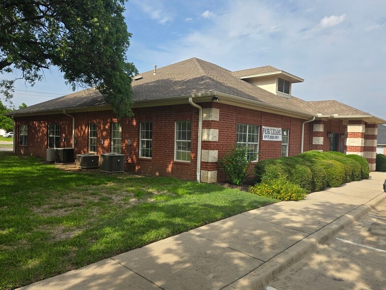 9289 Huntington Sq, North Richland Hills, TX for lease - Building Photo - Image 2 of 9