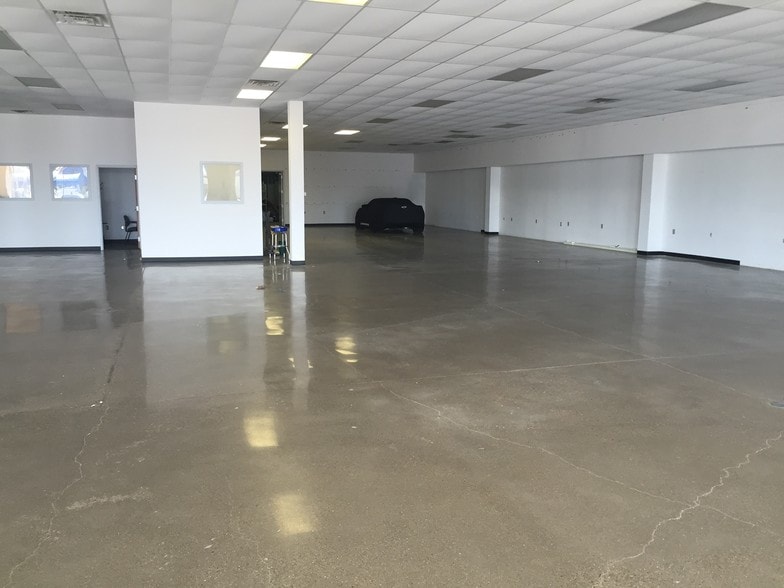 3301 Singing Hills Blvd, Sioux City, IA for sale - Interior Photo - Image 3 of 12