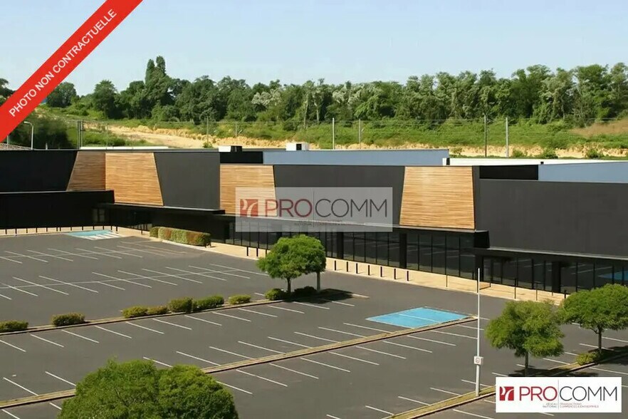 Flex in Chartres for lease - Building Photo - Image 1 of 1