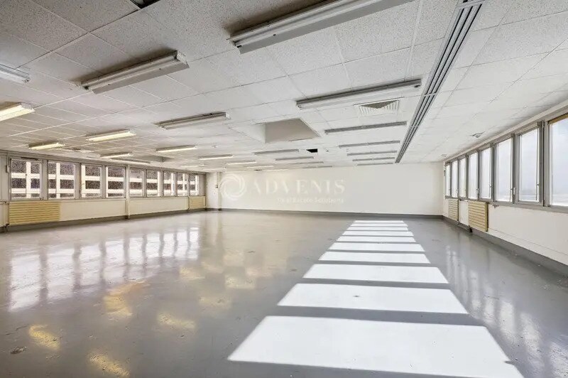 Flex in Paris for lease - Interior Photo - Image 3 of 5