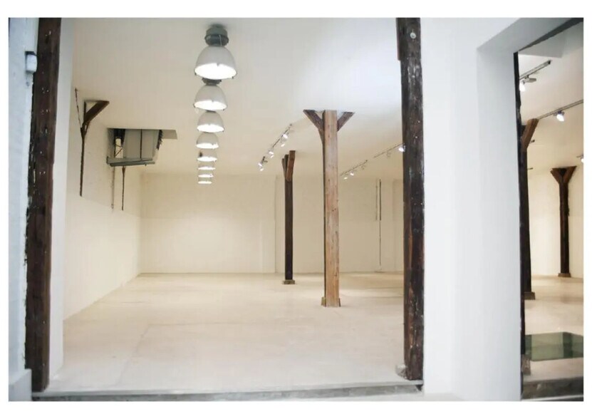 Retail in Paris for lease - Interior Photo - Image 2 of 8