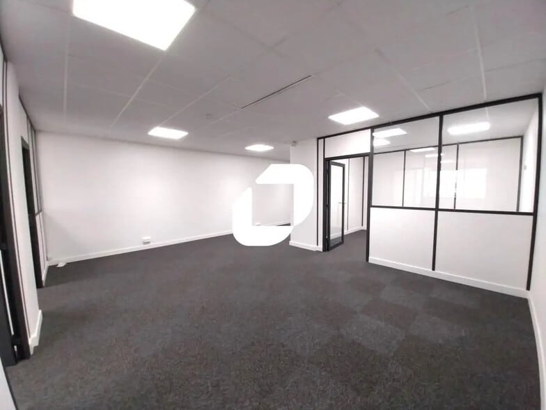 Office in Rosny-sous-Bois for lease - Interior Photo - Image 2 of 18