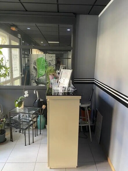 Retail in Aix-en-Provence for lease - Interior Photo - Image 2 of 7