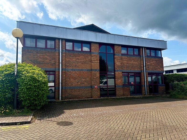 Dwight Rd, Watford for lease - Primary Photo - Image 1 of 8