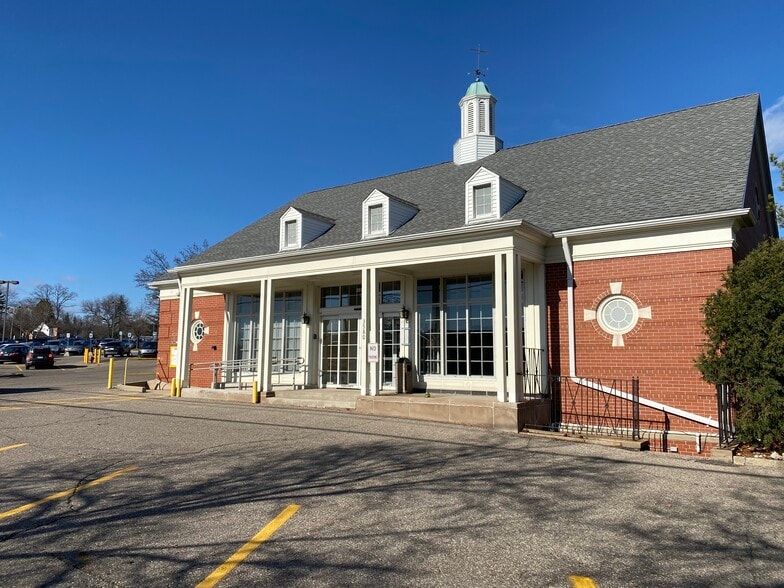 3580 W Maple Rd, Bloomfield Hills, MI for lease - Primary Photo - Image 1 of 3