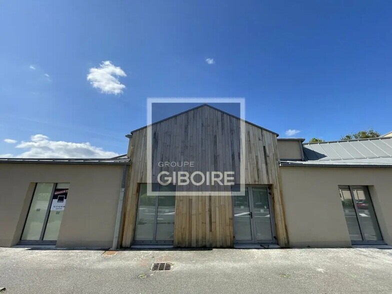 Retail in Montfort-sur-Meu for lease - Building Photo - Image 1 of 2