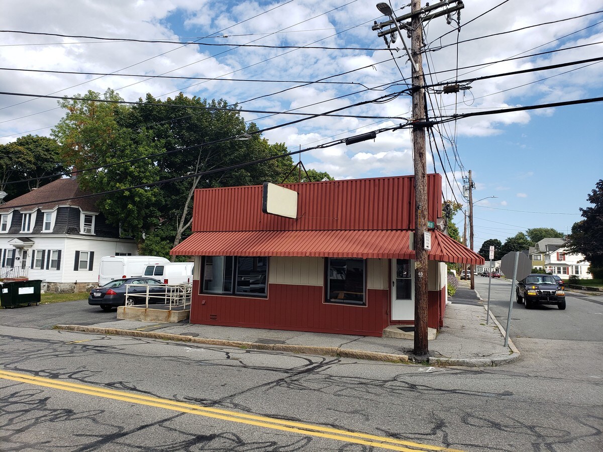 88 1/2 N Lowell St, Methuen, MA 01844