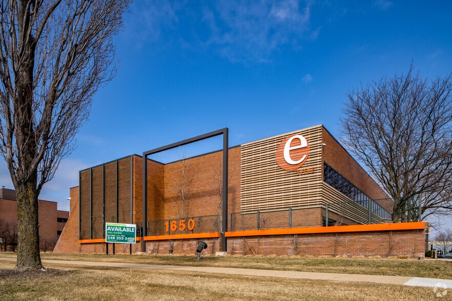 1650 W Big Beaver Rd, Troy, MI for lease - Building Photo - Image 3 of 8