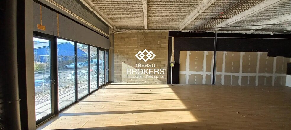 Retail in Auch for lease - Interior Photo - Image 1 of 8