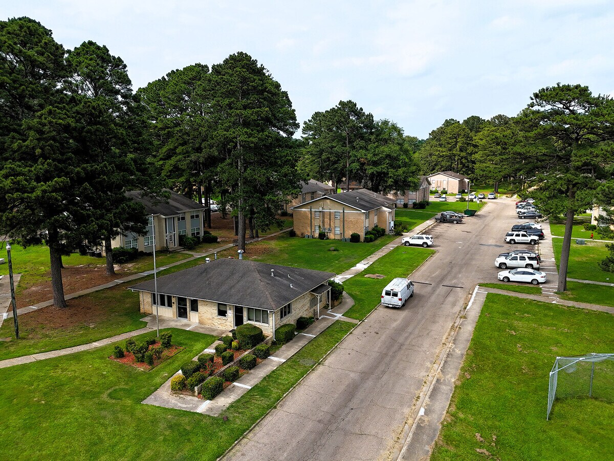 1600 E Short Hillsboro St, El Dorado, AR 71730 Hillsboro Townhouse