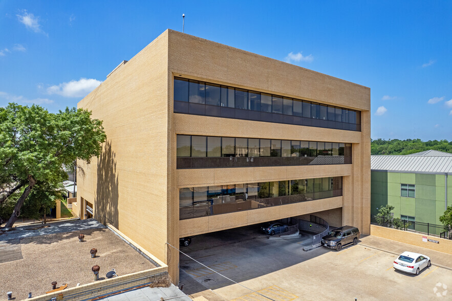 1305 W 34th St, Austin, TX for lease - Building Photo - Image 1 of 22