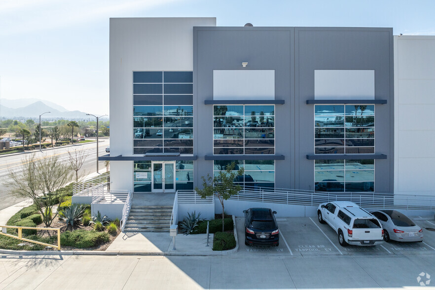 3990 S Riverside Ave, Rialto, CA for lease - Building Photo - Image 3 of 6