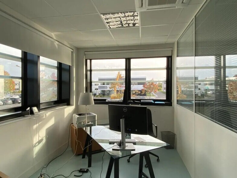 Office in Saint-Grégoire for lease - Interior Photo - Image 3 of 6