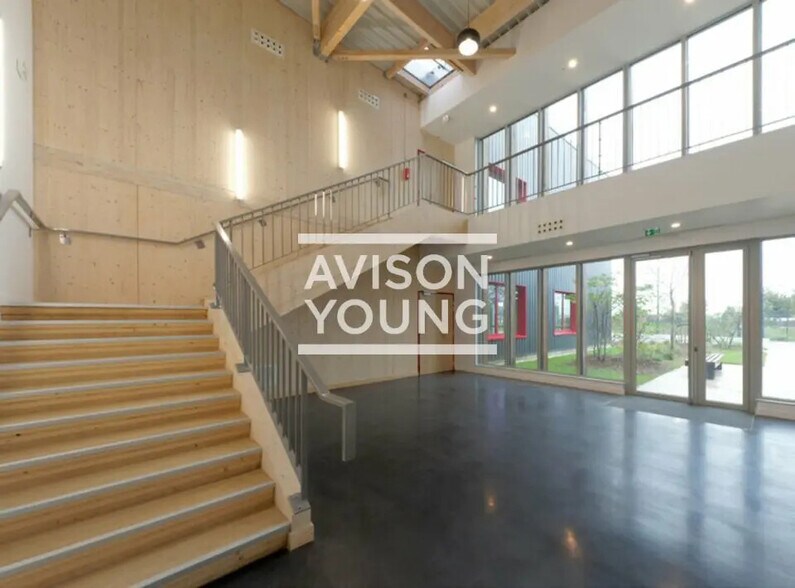 Flex in Le Thillay for lease - Interior Photo - Image 3 of 5