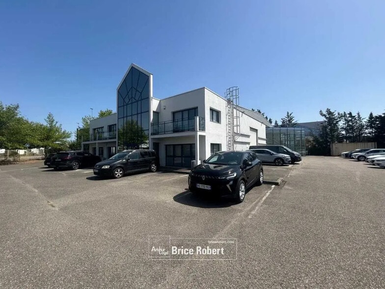 Flex in Chassieu for sale - Building Photo - Image 1 of 9