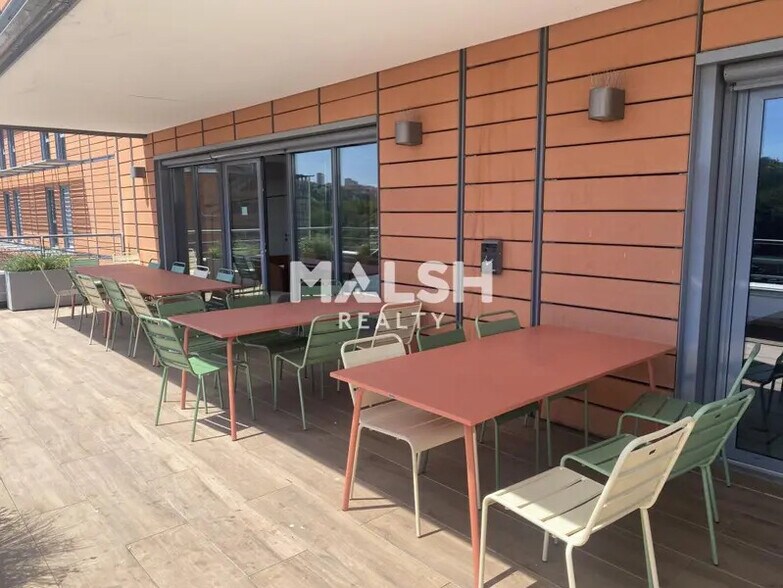 Office in Lyon for lease - Building Photo - Image 2 of 7