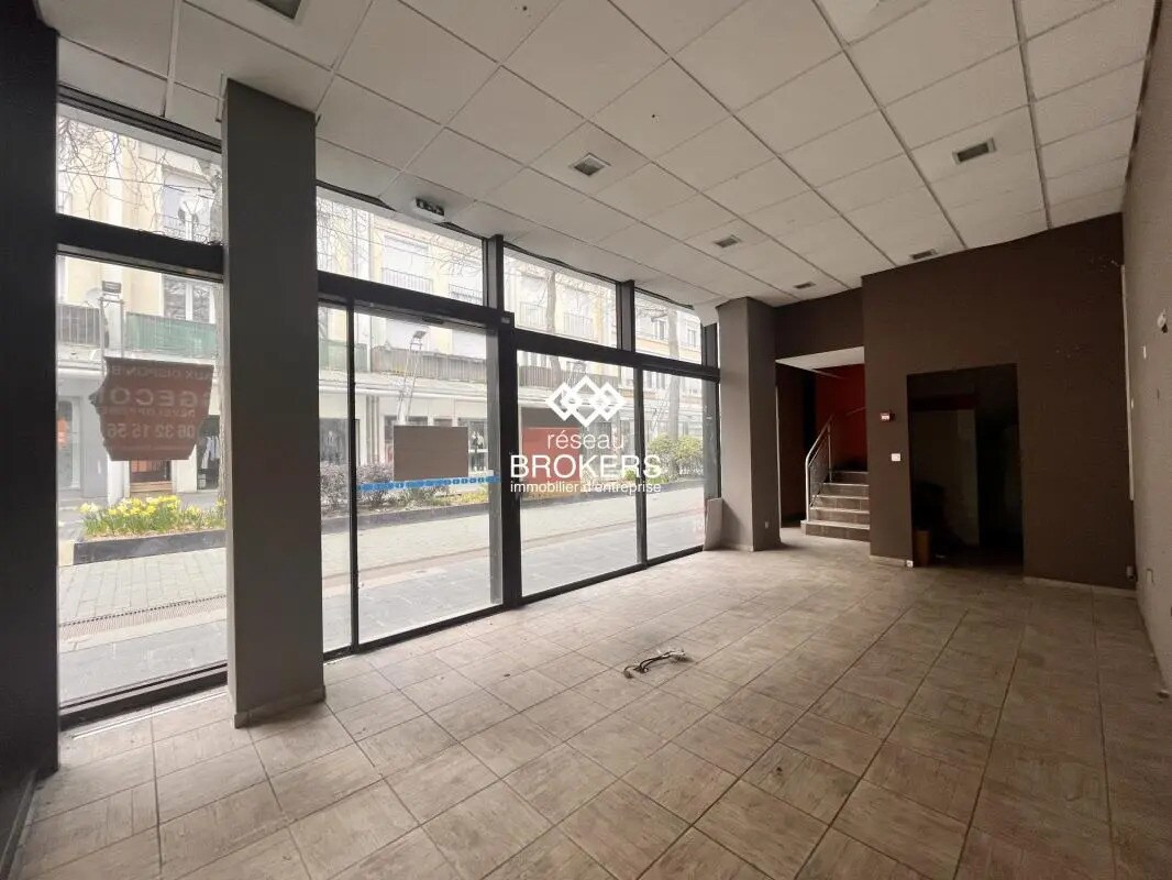 Retail in Saint-Nazaire for lease Interior Photo- Image 1 of 7