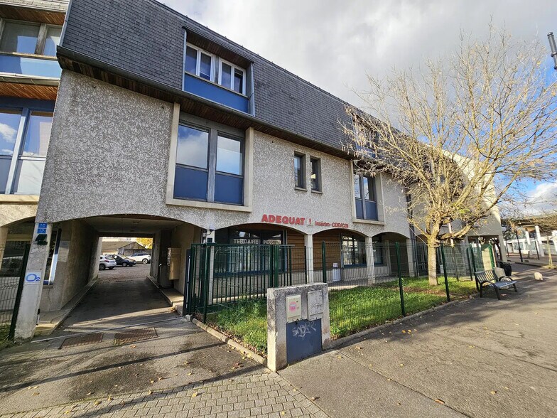 Office in Pontault-Combault for lease - Building Photo - Image 1 of 12