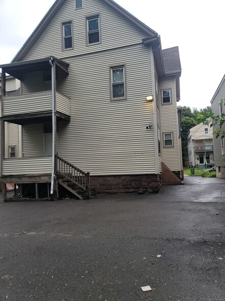 Hartford 6 Unit portfolio portfolio of 2 properties for sale on LoopNet.com - Building Photo - Image 2 of 36