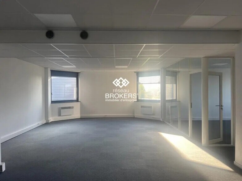 Flex in Saint-Quentin-Fallavier for lease - Interior Photo - Image 1 of 12