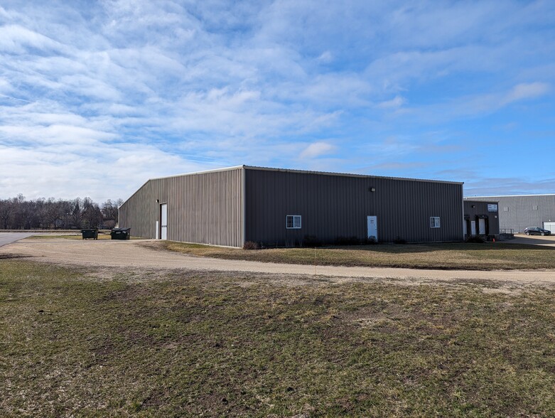 1625 15th Ave SE, Dyersville, IA for lease - Building Photo - Image 3 of 13