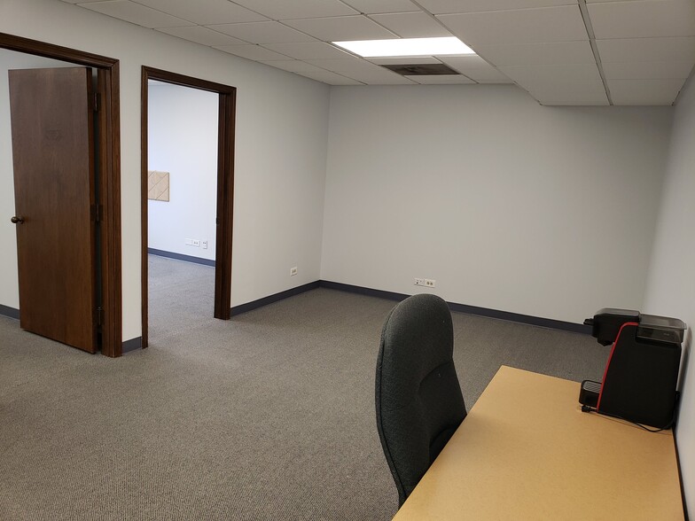 835 N Sterling Ave, Palatine, IL for lease - Interior Photo - Image 3 of 11